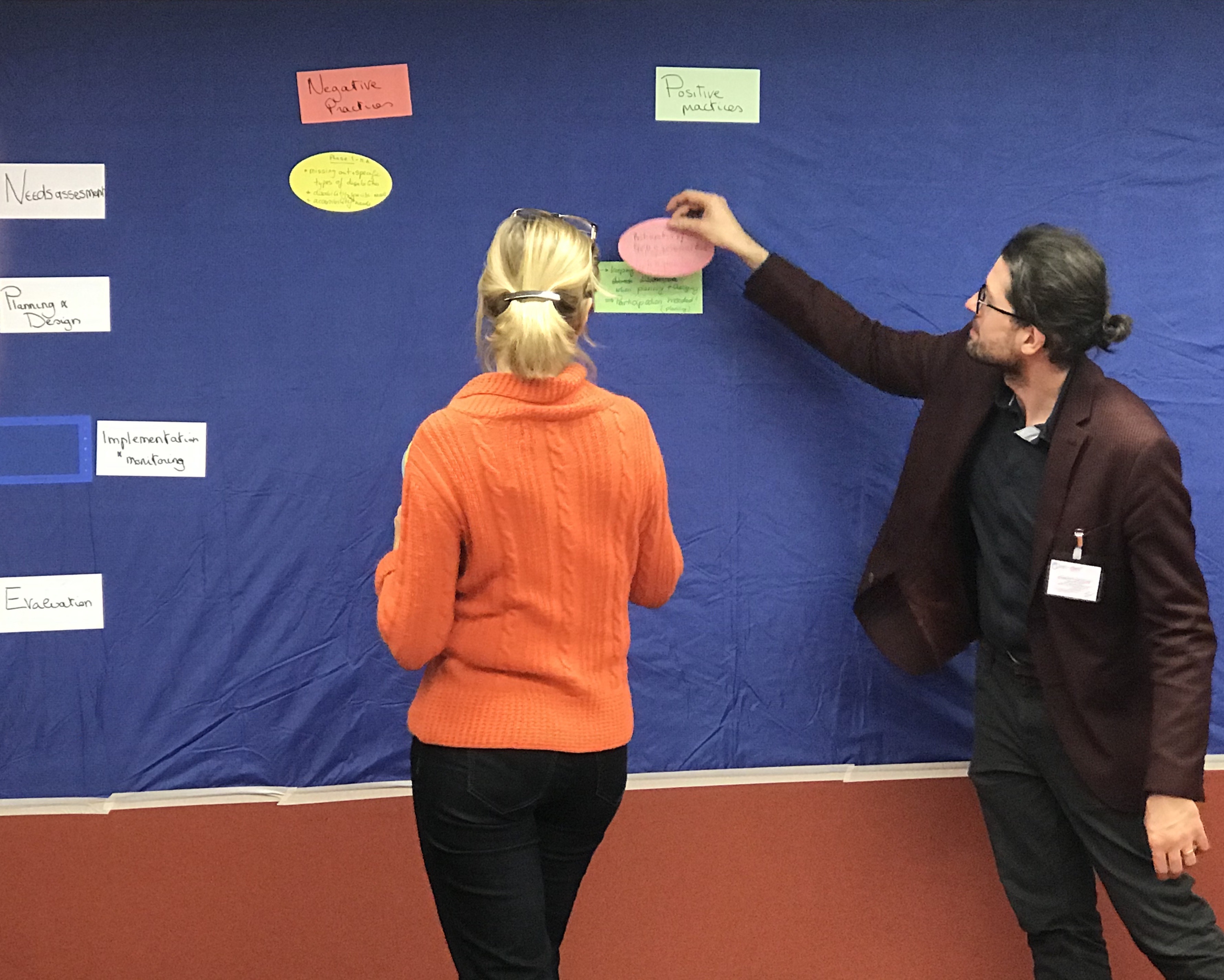 Project coordinator Haakon Spriewald with a participant of the Project coordinator stands with a participant in front of a flipchart