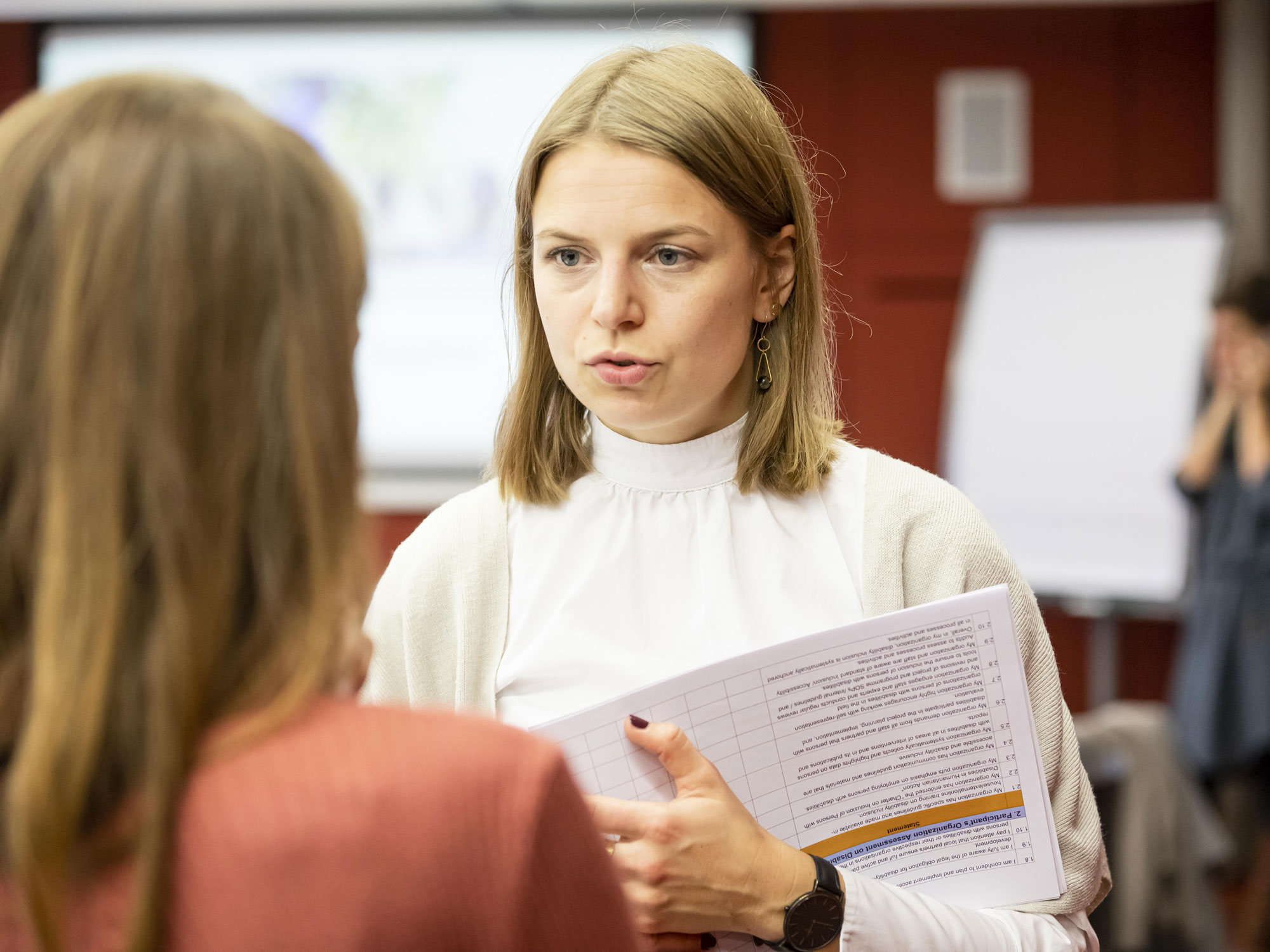 Projektreferentin bei einem Gespräch mit einer Teilnehmer*innen des Trainings