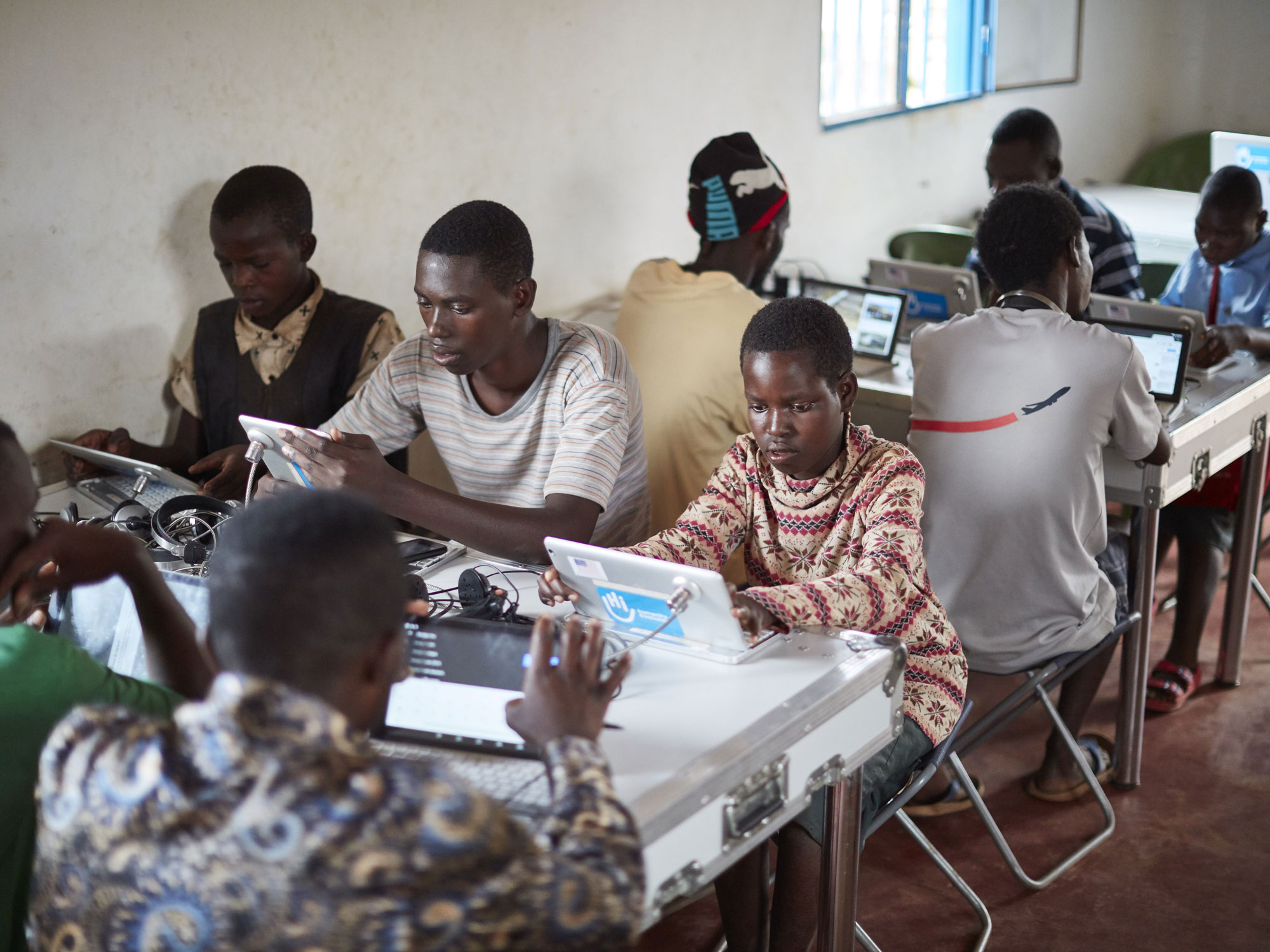 Ruanda: Kinder in der Ideen-Box: Die Ideen-Box dient als eine Art Jugendzentrum im Mahama-Camp. Es gibt multimediale Trainings, in denen z.B. Videoschnitt oder Grafikbearbeitung erlernt werden können.