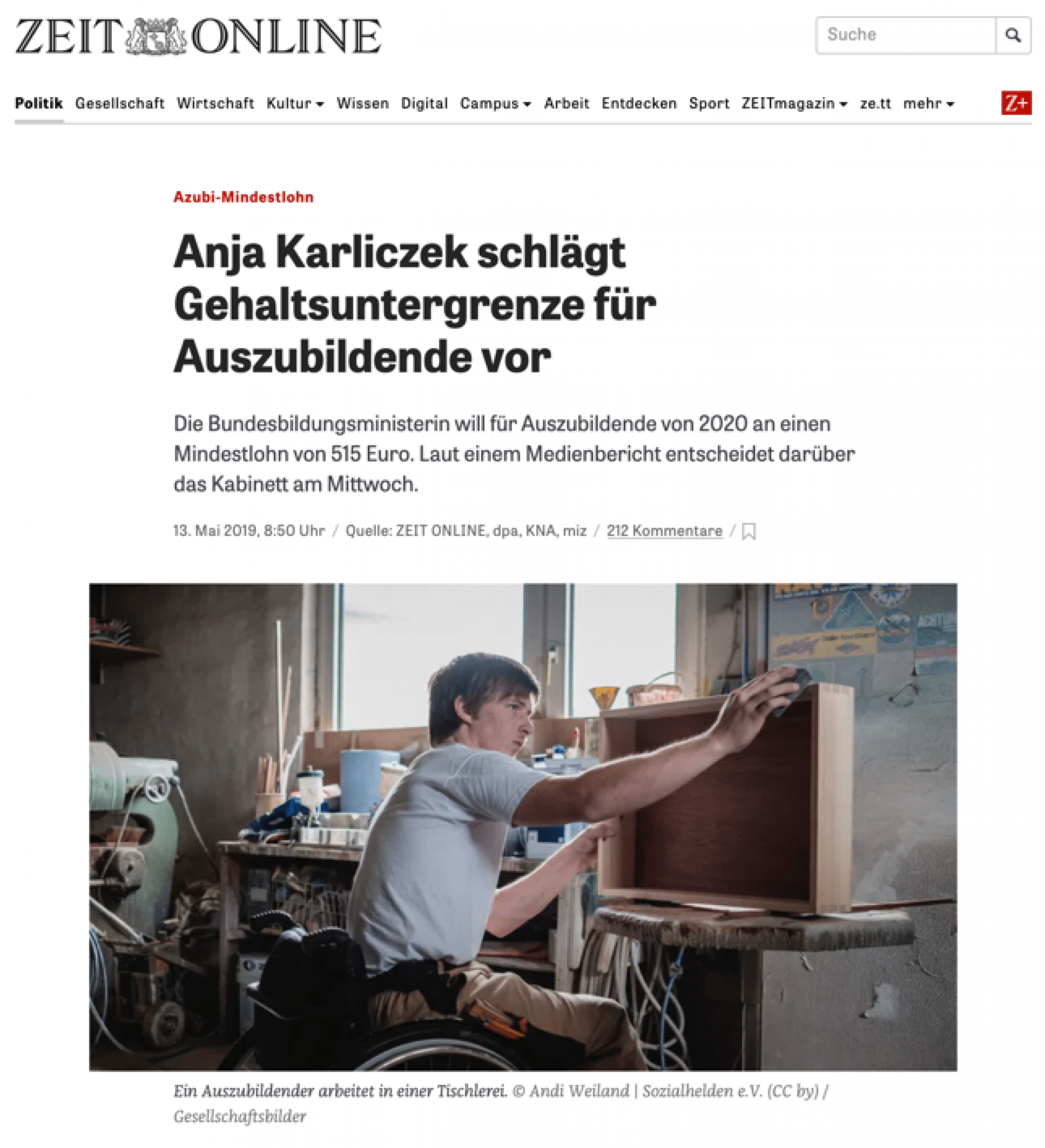 Artikel bei Zeit Online mit dem Titel „Anja Karliczek schlägt Gehaltsuntergrenze für Auszubildende vor“. Das Titelbild zeigt einen jungen Mann im Rollstuhl sitzend, der in einer Holzwerkstatt an einem Möbelstück arbeitet.