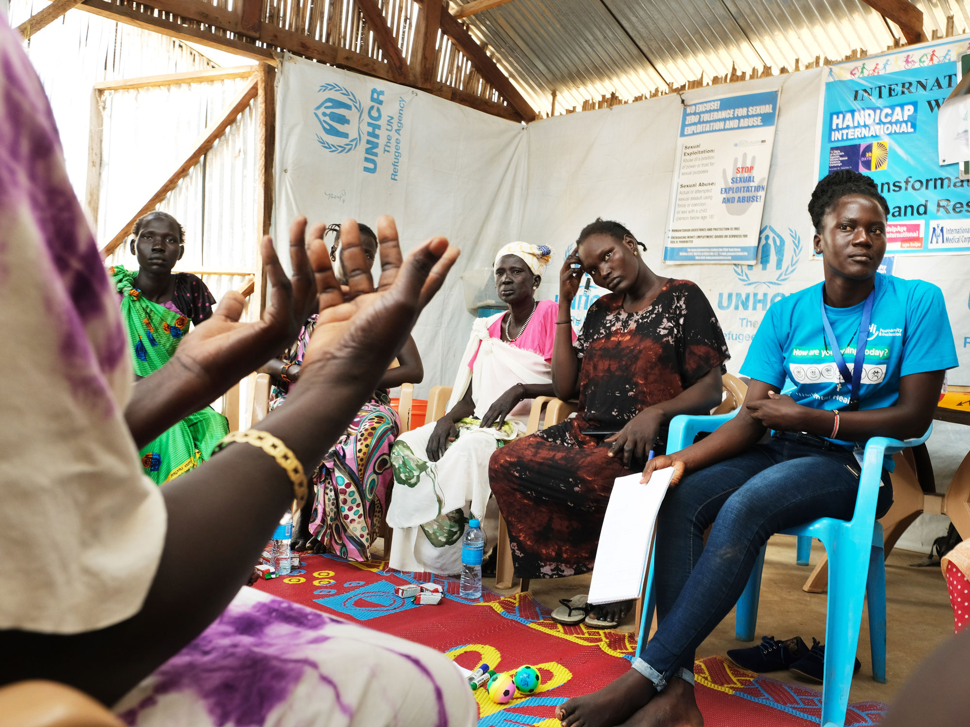 Psychosoziale Unterstützung für Frauen im Flüchtlingslager in Juba. HI-Mitarbeiter*innen organisieren wöchentliche Gruppensitzungen, damit sie zunächst ihre Probleme im Lager mit den anderen Frauen teilen können.