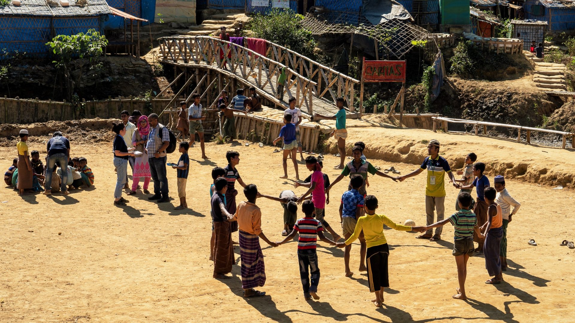 Rohingya children refugees are attending an inclusive HI led activity at the Ukhiya camp in Bangladesh. //Des enfants rohingyas refugies participent a une activite inclusive dirigee par HI dans le camp d'Ukhiya au Bangladesh.