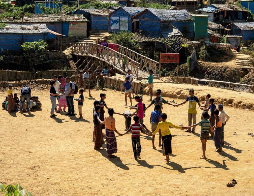 Rohingya children refugees are attending an inclusive HI led activity at the Ukhiya camp in Bangladesh. //Des enfants rohingyas refugies participent a une activite inclusive dirigee par HI dans le camp d'Ukhiya au Bangladesh.