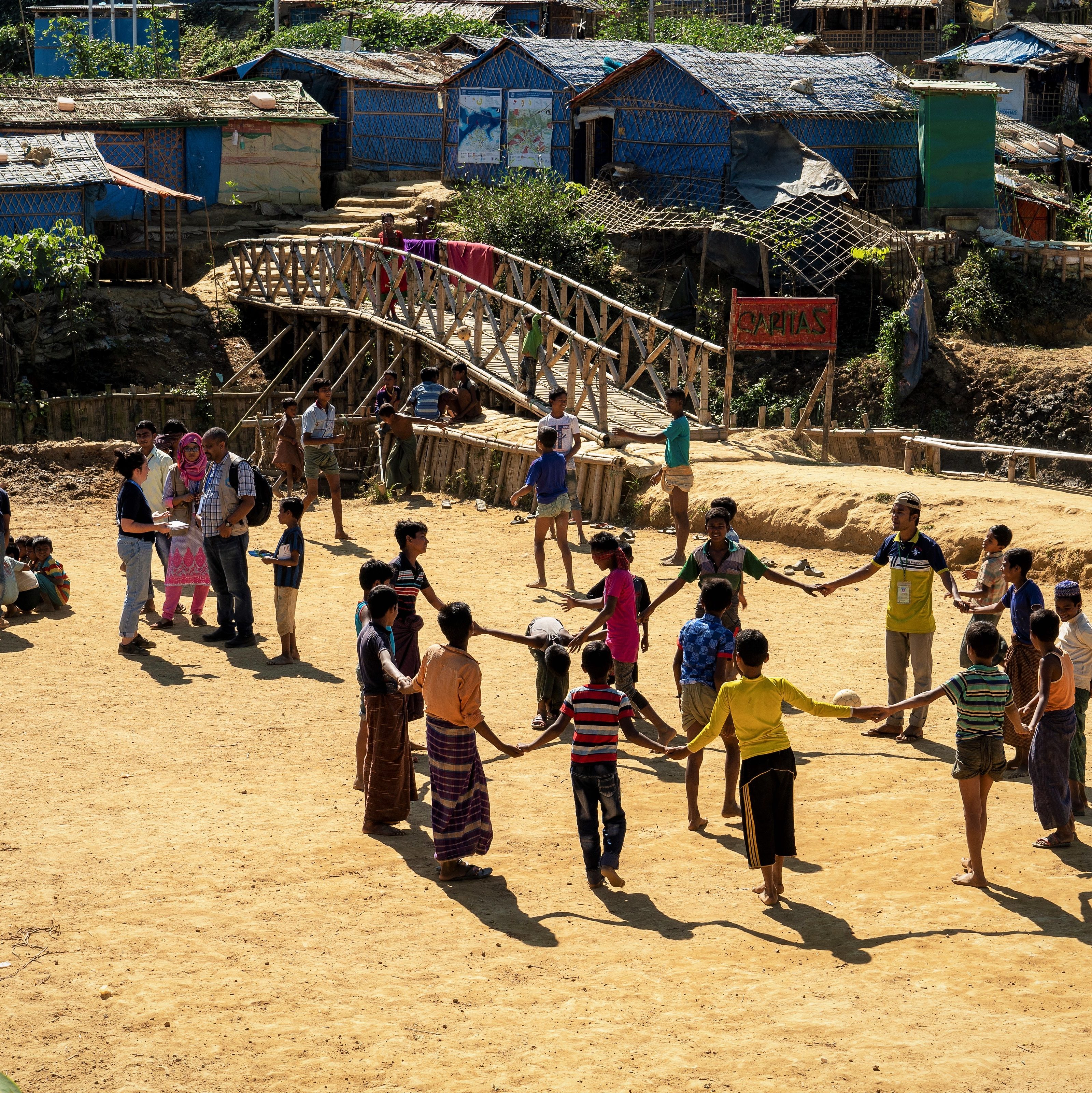Eine Gruppe von Kindern mit und ohne Behinderungen spielt in einem Flüchtlingslager in Ukhiya.